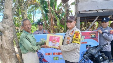 Polda Sumsel Bagikan Bansos dan Bantuan Pangan untuk Lansia di OKU Timur