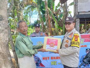 Polda Sumsel Bagikan Bansos dan Bantuan Pangan untuk Lansia di OKU Timur