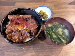 Restoran Ini Jual Rice Bowl Rp100 Perak, Syaratnya Harus Menang Suit!