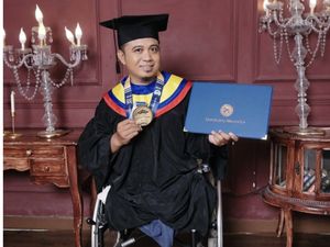 Kisah Rozi, Penyandang Disabilitas yang Raih S3 di Unair dengan IPK 4.00