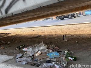 Kolong Tol Pettarani Makassar Jadi Sarang Sampah, Botol Miras Berserakan