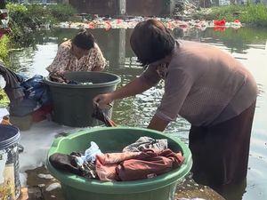 Video Warga Cikarang Pakai Air Kali Penuh Sampah untuk Mandi-Cuci Baju