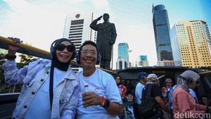 Serunya Lansia Nikmati Panorama Jakarta dari Bus Wisata Atap Terbuka