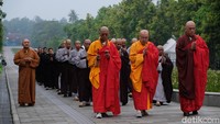 Tiga Langkah Namaskara Sambut Waisak di Borobudur