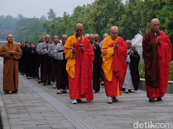 Tiga Langkah Namaskara Sambut Waisak di Borobudur