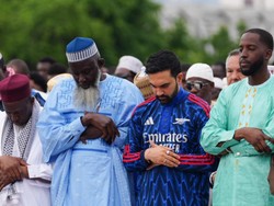 Video: Gaya Wali Kota New York Zohran Mamdani Salat Id Pakai Gamis Arsenal