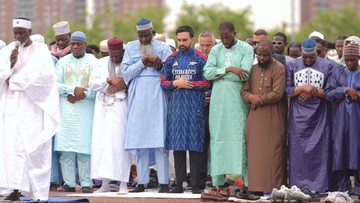 Momen Wali Kota New York Zohran Mamdani Salat Idul Adha Pakai Jubah Arsenal