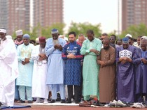 Momen Wali Kota New York Zohran Mamdani Salat Idul Adha Pakai Jubah Arsenal