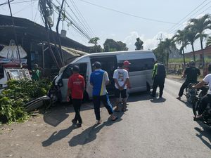 Mobil Hiace Bawa Wisatawan Asal China Tabrak Warung di Malang