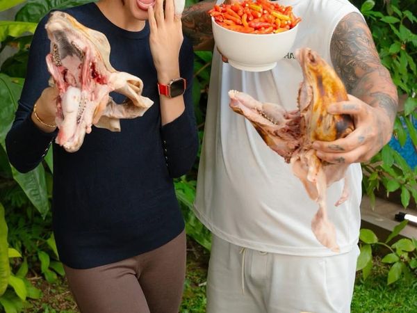 Yuk Intip! Keseruan Cinta Laura Masak Kepala Kambing Bareng King Abdi