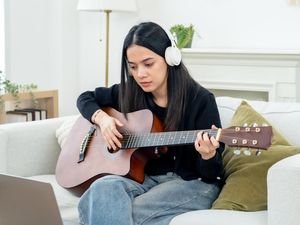 Terngiang-ngiang My Little Bolu Ketan? Ini Kata Dokter Jiwa soal Fenomena Lagu Viral
