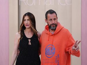 Adam Sandler Pakai Hoodie ke Premier Film, Gayanya Disebut Mempermalukan Istri