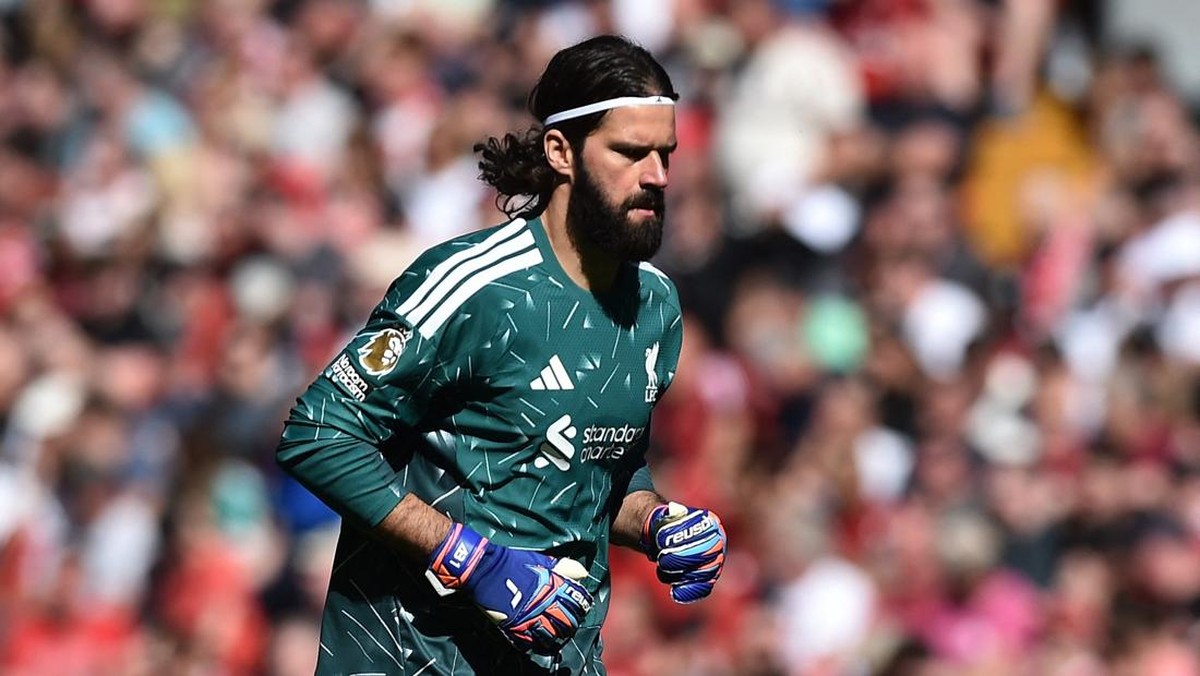 Alisson Becker bertahan di Liverpool musim depan? (REUTERS/Peter Powell)