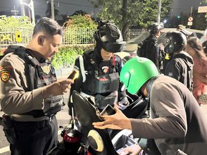 Diduga Kelelahan, Driver Ojol Ditemukan Terkapar di Pinggir Jalan Jaktim
