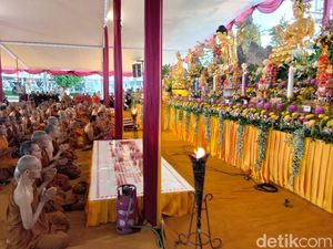 Api Dharma Waisak Disemayamkan di Candi Mendut