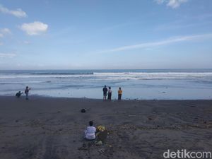 Pilu Ayah Bocah Tenggelam, Menunggu Semalaman di Pantai Yeh Gangga