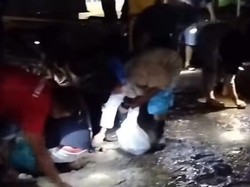 Dikira Emas, Warga Serbu Kupasan Marka Jalan Terbawa Banjir