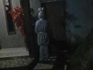 Bising Motor Terdengar Sebelum Pocong Teror Rumah Warga di Cibinong