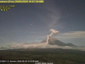 Semeru Erupsi, Awan Panas Meluncur Setinggi 2 Kilometer dari Puncak