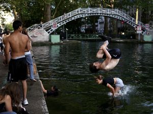 Gelombang Panas Paris, Warga Serbu Canal Saint-Martin