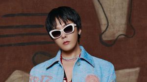 6 Gaya Flamboyan G-Dragon Pakai Mantel Wanita di Acara Chanel