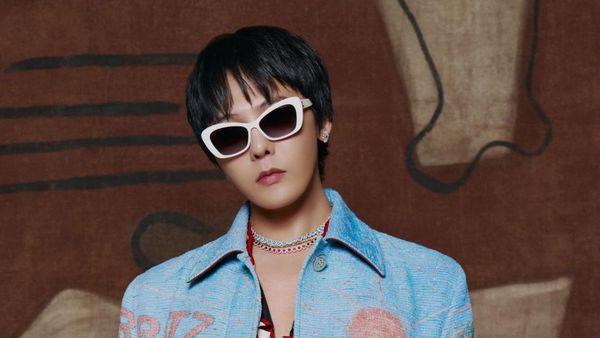 6 Gaya Flamboyan G-Dragon Pakai Mantel Wanita di Acara Chanel