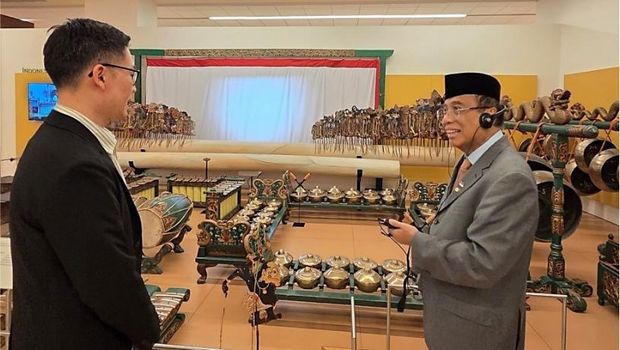 Dubes RI untuk Amerika Serikat, Indroyono Soesilo menengok gamelan di Musical Instrument Museum, AS
