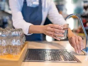 Tak Diberi Air Minum Gratis saat Makan, Turis Ini Tuntut Hotel Rp56 Juta