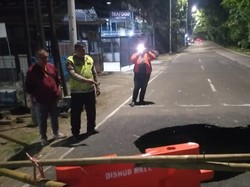 Jalan Lenteng Agung Jaksel Amblas, Pengendara Diminta Hati-hati