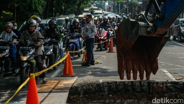 10 Fakta Jalan Amblas Picu Macet Panjang di Lenteng Agung