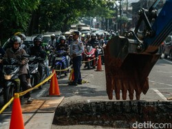10 Fakta Jalan Amblas Picu Macet Panjang di Lenteng Agung