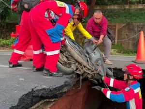 Jalan Amblas di Lenteng Agung Bikin Pemotor Terperosok Jatuh ke Lubang