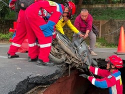 Video Detik-detik Pemotor Terperosok ke Jalan Amblas di Lenteng Agung