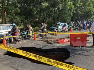 Penampakan Jalan Lenteng Agung Jaksel Amblas Bikin Lalin Arah Depok Macet