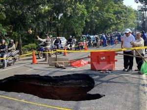 Video: Sedalam Ini Amblasnya Jalan di Lenteng Agung Jaksel