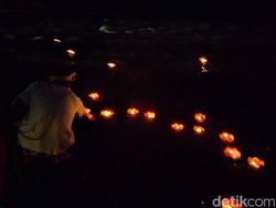 Potret Larung Pelita di Sungai Progo Borobudur Magelang