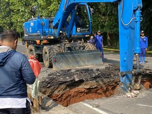 Ekskavator Dikerahkan Dinas SDA Benahi Jalan Amblas di Lenteng Agung