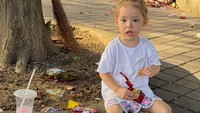 Lucunya Kamari Anak Jennifer Coppen saat Jajan di Warung 'Madura'