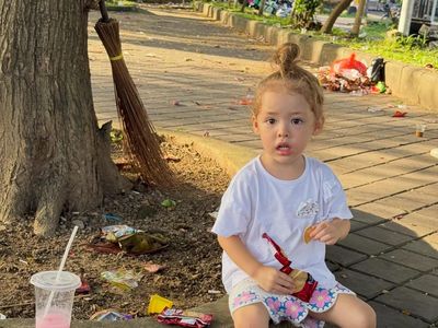Lucunya Kamari Anak Jennifer Coppen saat Jajan di Warung Madura