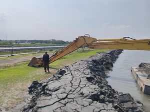 Tanggul Lumpur Lapindo Ditinggikan, Warga Khawatir Air Meluber ke Rel KA