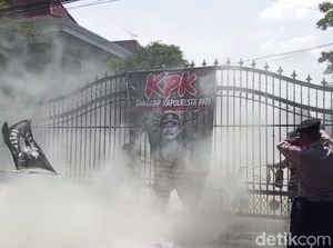 Demo Tolak Tambang Diwarnai Pembakaran Spanduk Gambar Kapolresta Pati