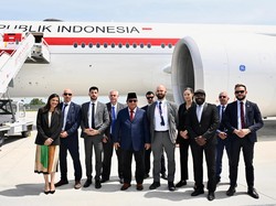 Prabowo Ajak Pengawal Prancis Foto Bareng Sebelum Tinggalkan Paris