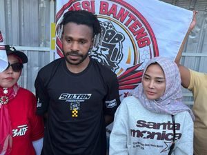 Turnamen tarkam Piala Ketua PSSI Banyuwangi ricuh saat semifinal. Kubu Desy Banteng menuntut panitia harus tanggung jawab.