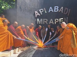 Prosesi Pengambilan Api Dharma Waisak di Situs Mrapen Grobogan