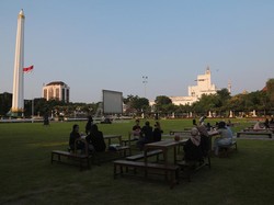 Menikmati Senja Sambil Merawat Seni Tradisional di Tugu Pahlawan Surabaya