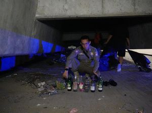Sampah-Botol Miras Berserakan di Kolong Tol Pettarani Makassar Dibersihkan