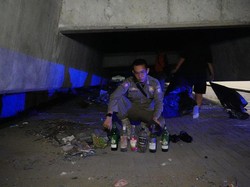 Sampah-Botol Miras Berserakan di Kolong Tol Pettarani Makassar Dibersihkan