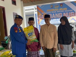 Kapal JALUR Polda Riau Hadir di Pulau Terluar, Beri Bansos ke Nelayan