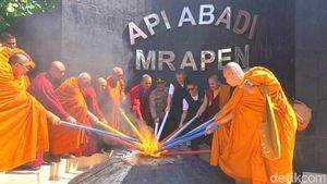 Momen Khusyuk Pengambilan Api Dharma Waisak di Mrapen