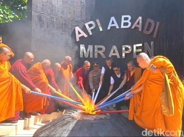 Momen Khusyuk Pengambilan Api Dharma Waisak di Mrapen